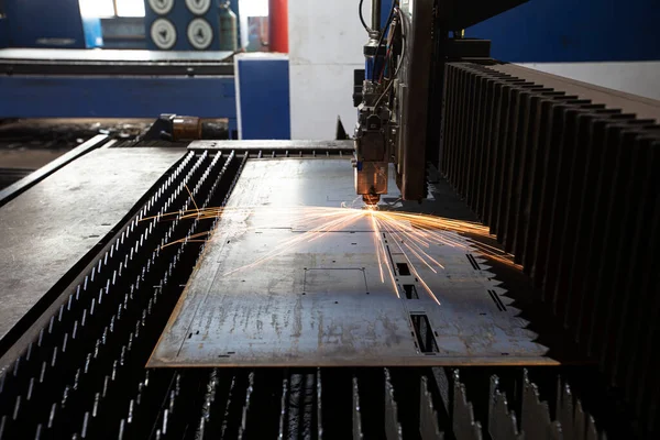 Cięcie Metalu Iskry Latają Lasera Laserowa Maszyna Cięcia Blachy Iskrami — Zdjęcie stockowe