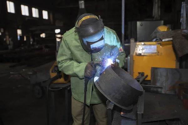 焊接工人在工作 戴着防护面具的男人焊机在金属上焊接 焊接时的火花和烟雾 — 图库照片