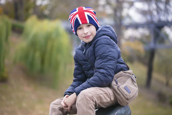 Ένα Χαρούμενο Παιδί Βρετανικό Καπέλο Κοιτάζει Την Κάμερα — Φωτογραφία Αρχείου