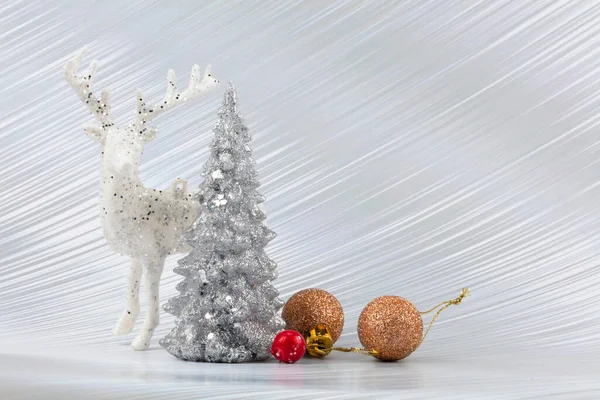 シルバー雪の木と黄金の過渡的な装飾 鹿とクリスマスや新年の背景 明るいお祝いの背景 ストック画像