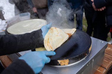 Krep hamurunu tavaya dök. Krep hazırla..