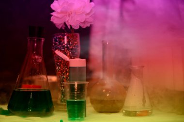 Test tüpleri, renkli duman ve çok renkli solüsyonlarla bilimsel kimyasal deneyler.
