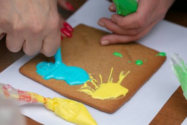 Zencefilli ekmeğin üzerine krema çizer..