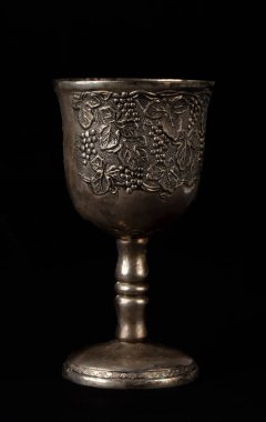 Üzüm oymalı antik gümüş kraliyet kadehi..