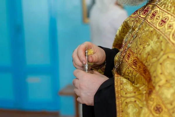 Руки Православного Священника Держат Бутылку Мирровым Маслом Обряда Крещения — стоковое фото