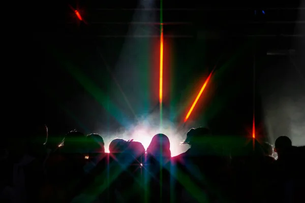 Dans Eden Insanların Karanlık Siluetleri Bir Gece Kulübünde Bir Işık — Stok fotoğraf