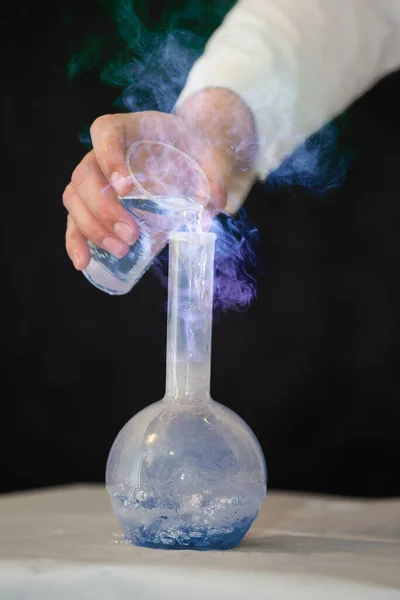 화학자 실험실 조수는 의학용 플라스크에 신비적 용액을 붓는다 — 스톡 사진