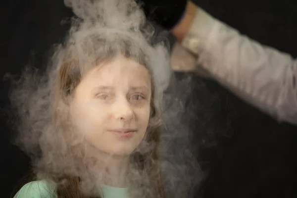 Ребенок Участвует Научных Экспериментах Девушка Жидком Азотном Дыме — стоковое фото