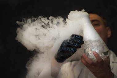Sıvı nitrojen reaksiyonu sonucu dumanlı cam matara..