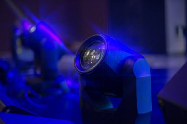 Sahne renkli optik ışık, koyu mavi bir arkaplanda bir spot ışığından.