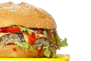 Beyaz arka planda izole edilmiş taze lezzetli hamburger porsiyonu. Yarım hamburger..