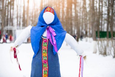 Etnik oyuncak bebek - Maslenitsa 'nın bir sembolü, kışın sonu ve baharın gelişinin sembolü olarak yanan bir korkuluk. Slav geleneksel Shrovetide.