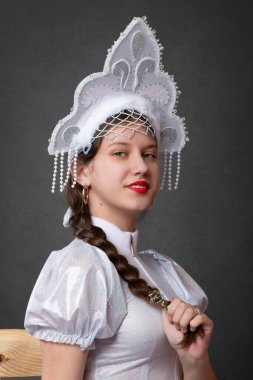 Kar kızı. Kış tacındaki güzel genç bir kadının kış portresi..