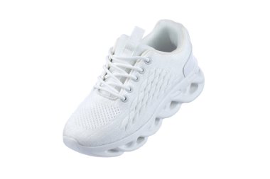 Beyaz arka planda, kumaştan ve kıvrımlı tabandan yapılmış beyaz bir spor ayakkabı..