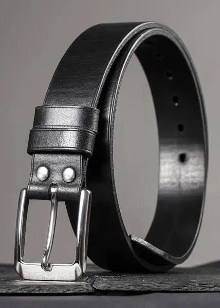 Cinturón Cuero Retorcido Círculo Sobre Fondo Gris — Foto de Stock