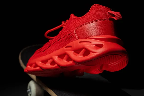 滑板特写镜头上的红布运动鞋 — 图库照片
