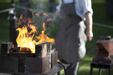 Demircilik için özel bir ızgarada ateş yakıyorlar..