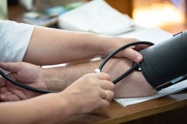 Steteskoplu bir sfenometre kullanan bir doktor hastanedeki bir hastada arteriyel hipertansiyon tespit etti..