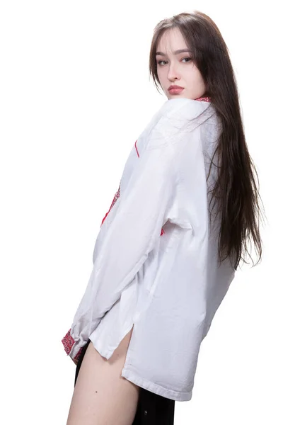 Красивая Славянская Девушка Длинными Волосами Этнической Рубашке Белом Фоне — стоковое фото