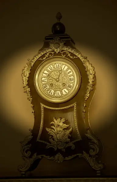 古色古香的木制钟表 带有19世纪的金色元素 深色袖珍 — 图库照片