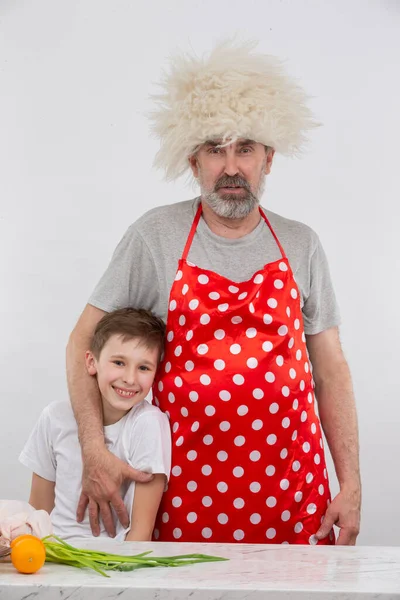 头戴木瓜哈帽 头戴厨房围裙 头戴小孙子的格鲁吉亚祖父 — 图库照片