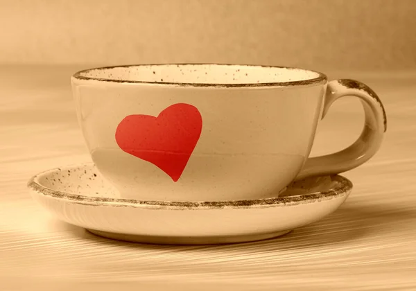 ベージュトーニングで赤いハートを塗装したセラミックカップ 朝のコーヒーや紅茶を愛でる — ストック写真
