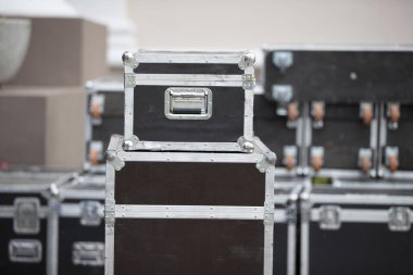 Müzik aletleri için çanta kutuları. Profesyonel sahne ekipmanları özel kutularda paketlenir..