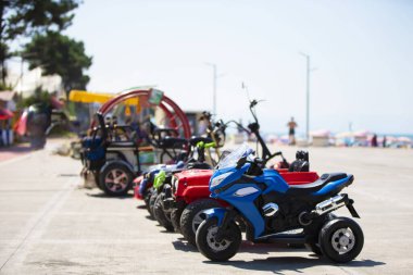 6 Ağustos 2022. Georgia mı? Ureki köyü. Manyetik siyah kumlu merkez plajı. Sahilin sahil şeridinde kiralık elektrikli scooter 'lar..