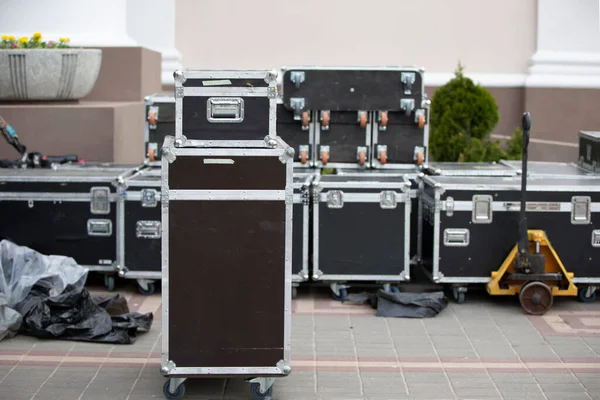 用于音乐设备的箱子 专业的舞台设备装在特殊的盒子里 免版税图库图片
