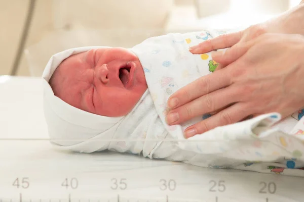 Κλάμα Νεογέννητο Μωρό Τυλιγμένο Πάνα — Φωτογραφία Αρχείου