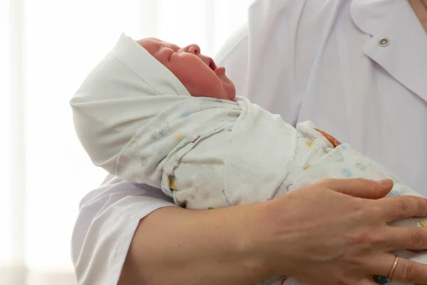 Χέρια Του Γιατρού Κρατούν Ένα Νεογέννητο Μωρό Τυλιγμένο Πάνα — Φωτογραφία Αρχείου