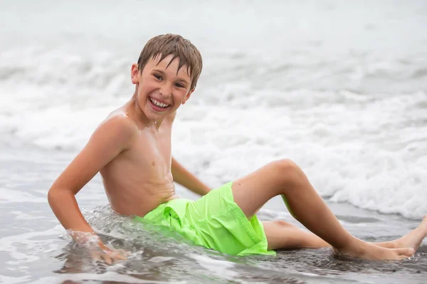 ハッピーボーイは海で泳ぎ カメラを眺めている 夏休みについて — ストック写真