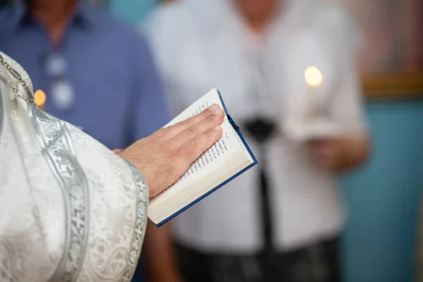 一个穿着锡克衫的东正教牧师手里握着一本圣经 — 图库照片