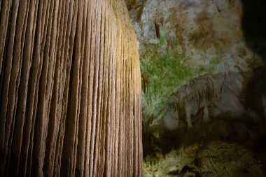 Mağara karst, parlak ışıkla aydınlatılan sarkıt ve dikitlerin inanılmaz manzarası, turistik bir yerde güzel bir doğal cazibe..