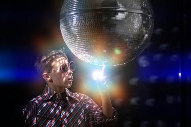 Bir gece partisinde, ışık ışığında ve disko topuyla bir genç..