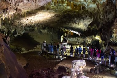Mağara karst, parlak ışıkla aydınlatılan sarkıt ve dikitlerin inanılmaz manzarası, turistik bir yerde güzel bir doğal cazibe..