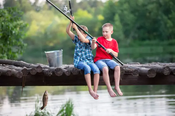 Δυο Φίλοι Κάθονται Μια Ξύλινη Γέφυρα Και Ψαρεύουν Παιδιά Ταξίδι — Φωτογραφία Αρχείου