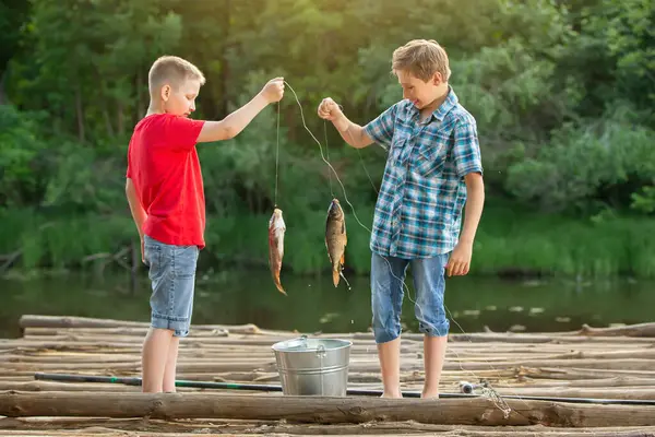 Δύο Αγόρια Ενός Φίλου Ένα Ταξίδι Για Ψάρεμα Σκέφτονται Την — Φωτογραφία Αρχείου