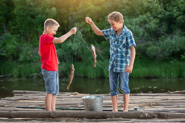 Vrienden Jongens Een Visreis Met Een Vangst — Stockfoto