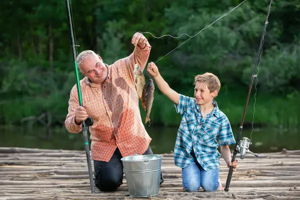Παππού Και Εγγονός Είναι Ψαράδες Καλάμια Ψαρέματος Και Αλιεύονται Ψάρια — Φωτογραφία Αρχείου