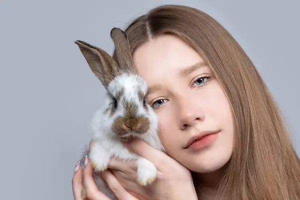 Una Ragazza Adolescente Con Capelli Biondi Tiene Coniglio Intascato — Foto Stock