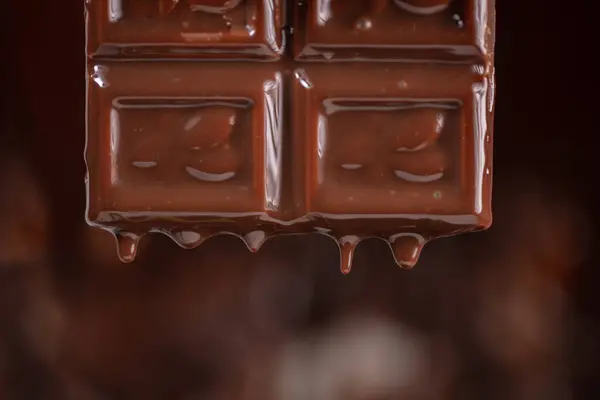 Chocolate Derretido Gotas Para Baixo Fundo Marrom — Fotografia de Stock