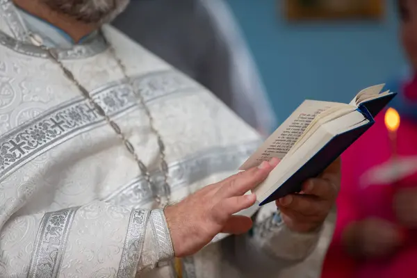 カセットの中の正教会の司祭の手は聖書を保持しています — ストック写真