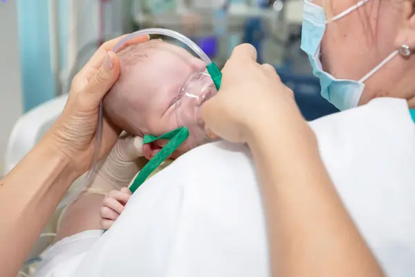 Bebé Con Una Máscara Oxígeno Unidad Neonatal Bebé Use Máscara Fotos de stock
