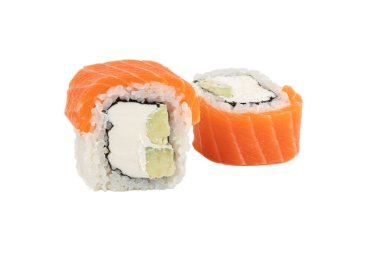 Sushi yakın plan beyaz arka planda izole edildi. Kırmızı balık, alabalık, Philadelphia peyniri ve daikon ile pişirilmiş suşi rulosu. Japon restoran menüsü.