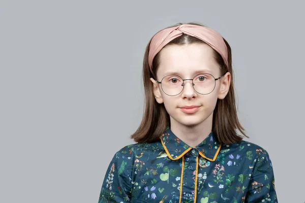 Menina Nerd Engraçado Óculos Olha Inteligentemente Para Câmera — Fotografia de Stock