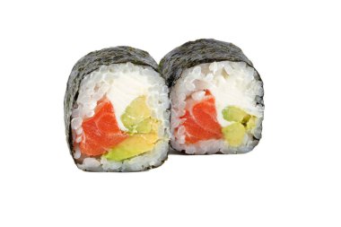 Sushi yakın plan beyaz arka planda izole edildi. Deniz yosunlu suşi, somon pilavı ve Philadelphia peyniri..