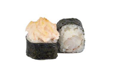 Sushi yakın plan beyaz arka planda izole edildi. Deniz yosunuyla pişirilmiş suşi, yılan balığı pilavı ve Philadelphia peyniri..