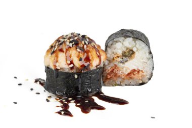 Suşi beyaz arka planda izole edilmiş. Soya sosuyla kaplı fırında suşi ve susam tohumları serpiştirilmiş..