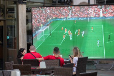 07 Ağustos 2022. Georgia mı? Batum. Yazlık kafe. Bir spor kafede bir grup insan büyük ekranda futbol seyrediyor..